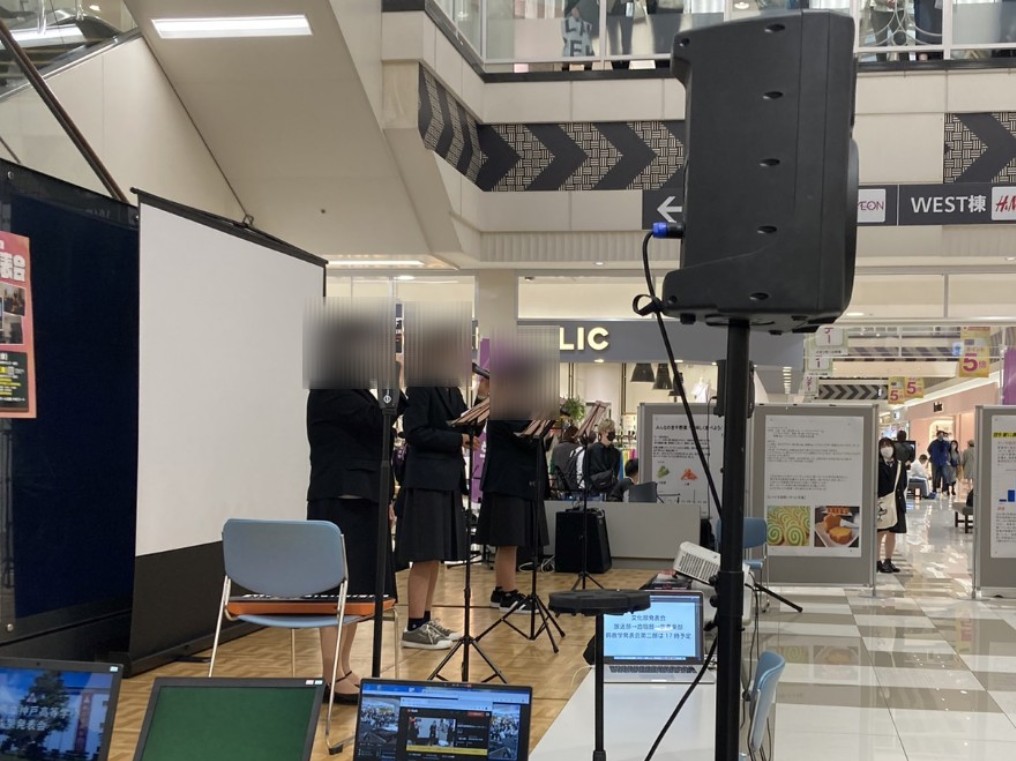 kambe_chorus's tweet photo. 今日は鈴鹿学発表会でした!
顧問の先生にも入ってもらい、「春のメドレー」「虹の彼方に」の2曲を歌いました🎶
たくさんの方が見に来てくださって、楽しく歌えました! https://t.co/Axes66cEZW