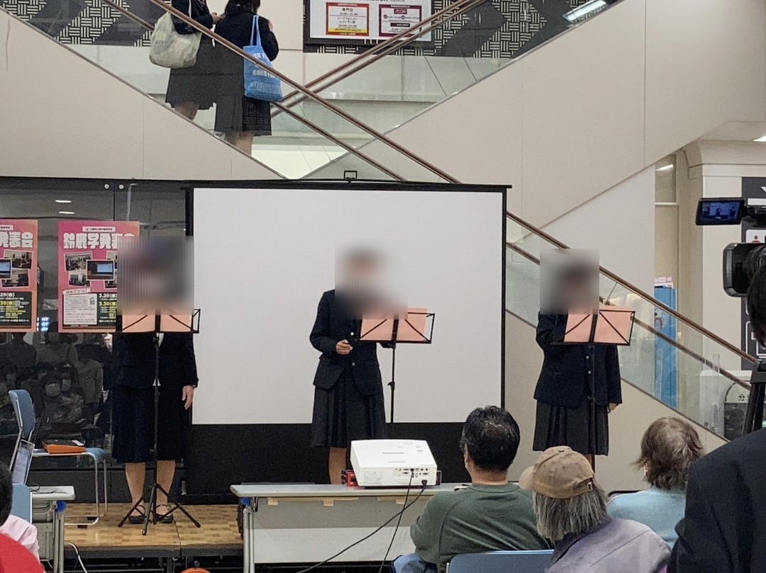 kambe_chorus's tweet photo. 今日は鈴鹿学発表会でした!
顧問の先生にも入ってもらい、「春のメドレー」「虹の彼方に」の2曲を歌いました🎶
たくさんの方が見に来てくださって、楽しく歌えました! https://t.co/Axes66cEZW