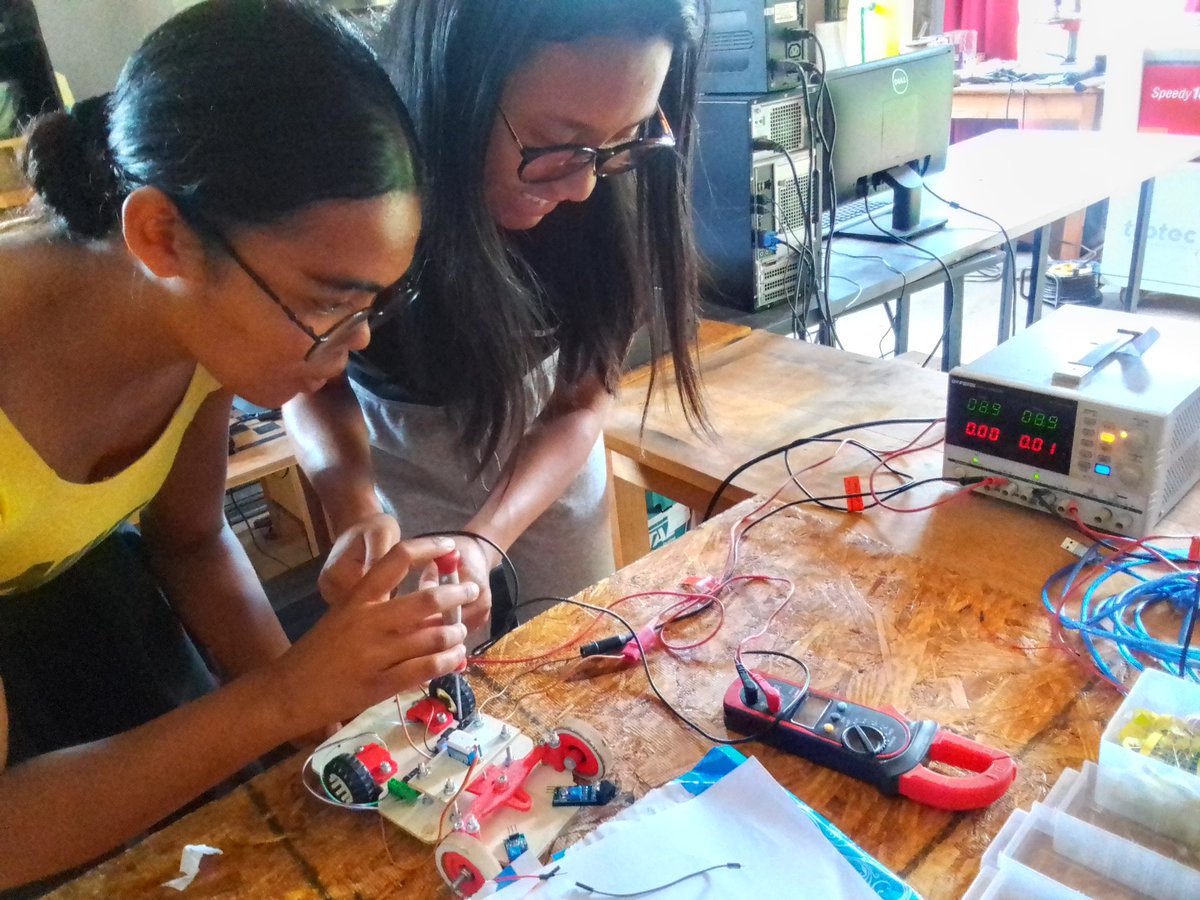 FabLabMamiratra's tweet photo. Câblage des robots mobiles 😗, les jeunes demoiselles qui participent au programme d'initiation à la robotique au FabLab Solidaire font de gros efforts 🙀. #FabLabSolidaireMamiratra #Robotics #SOSVE https://t.co/whcQSi6V0H