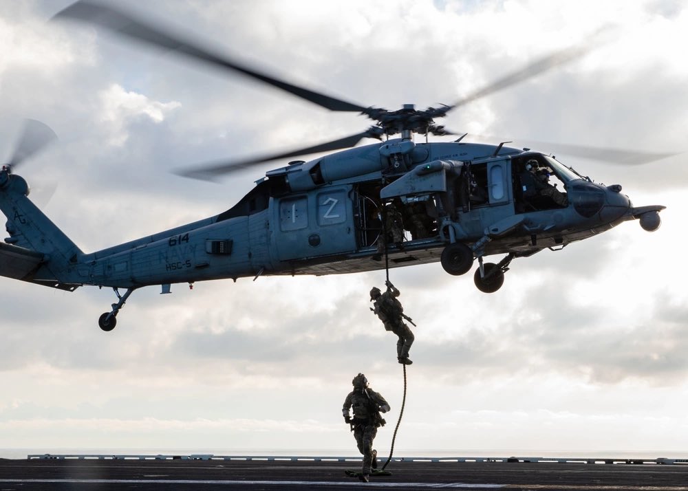 XavierGamezUSN's tweet photo. #SEALs and #EOD conducting HRST Operations on USS George H.W. Bush https://t.co/dGH8SdtRXP