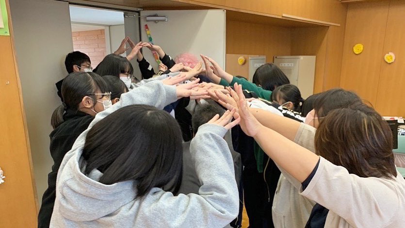 anwe_2024's tweet photo. 今日で顧問の矢田貝先生がご退職なので、全員でお見送り会をしました！
部員一人一人からのメッセージやインフィニティの代、蒼の躍動の代の方にもご協力頂き、色紙をプレゼントしました🎁
最後には十八番のY.M.C.A.(矢田貝先生特別バージョン)を演奏しました🎶
矢田貝先生ありがとうございました！ https://t.co/hsyneVxwx5