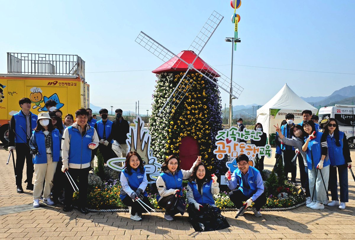 bzeronews1's tweet image. 제21회 옥천묘목축제
개막식

옥천교육지원청은 플로깅&amp;amp;스탬프 랠리와 홍보 포토존을 준비했다.

교육청 직원들이 집게를들고 다같이 돌자 청렴 한바퀴로 환경정화활동도 했다.

산과고 학생들이 수다벅스 부스 운영
튤립심기 체험장 등을 운영하고 있다.

#옥천묘목축제 #옥천교육지원청