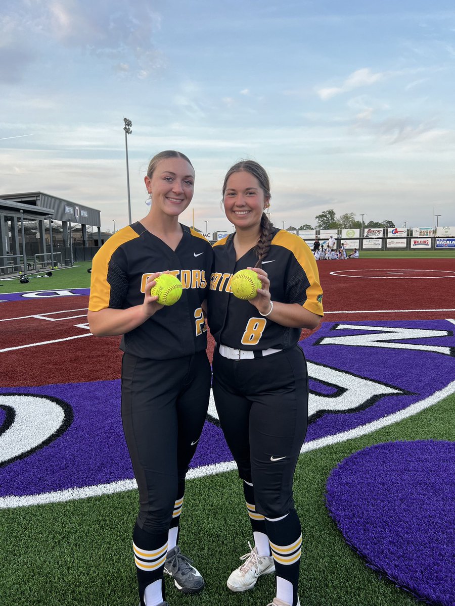 _STAsoftball's tweet image. Lady Gators stay undefeated in district play with a 10-0 win over Dutchtown! 🐊🖤💛