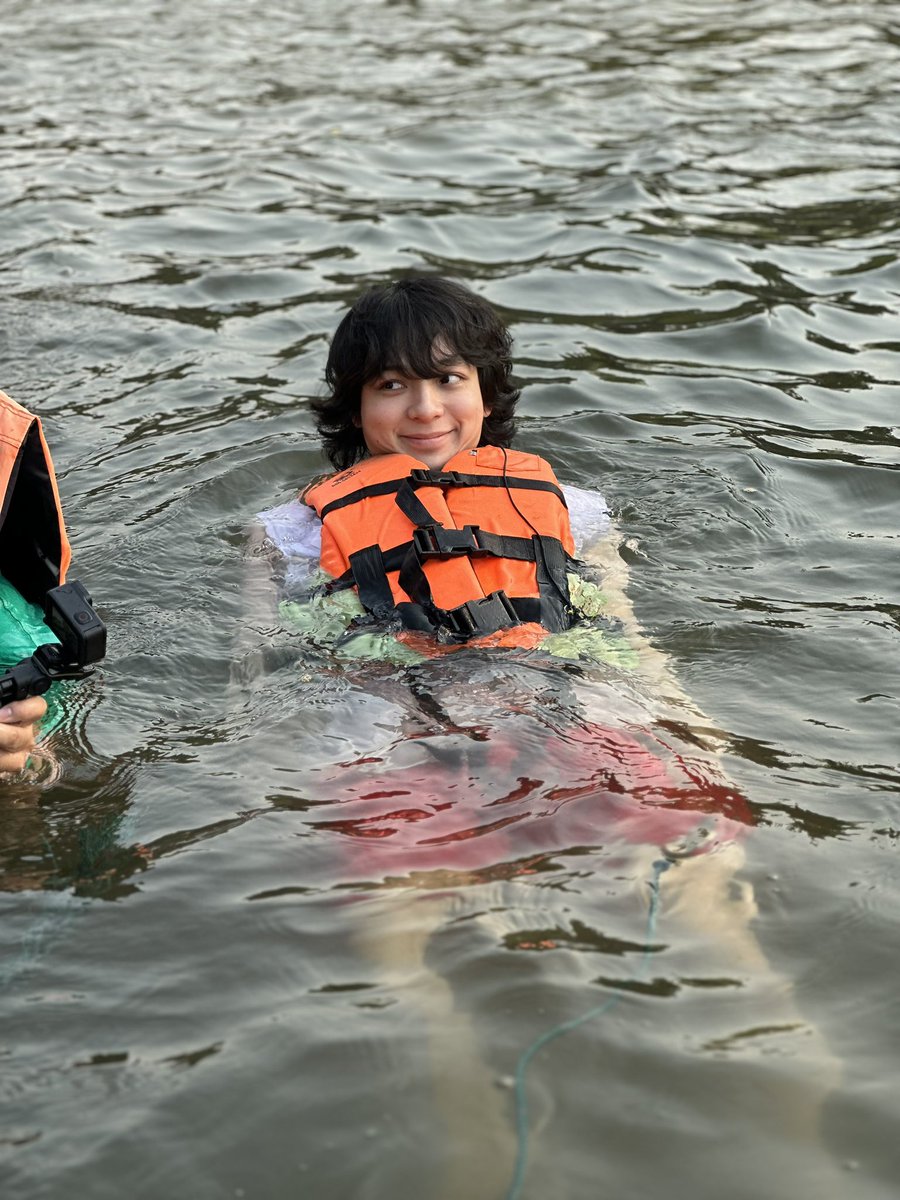 Zelda_prg's tweet photo. 😆 As soon as I saw those images and scene of Tee, I immediately remembered that moment with Bas, swimming just like Tee. There is no doubt that everything runs in the family... Like mommy like son 🤭
🥰And both equally adorable😘
#MommyTee 😆
#BabyBas 😁 https://t.co/FmaLu9l3e2