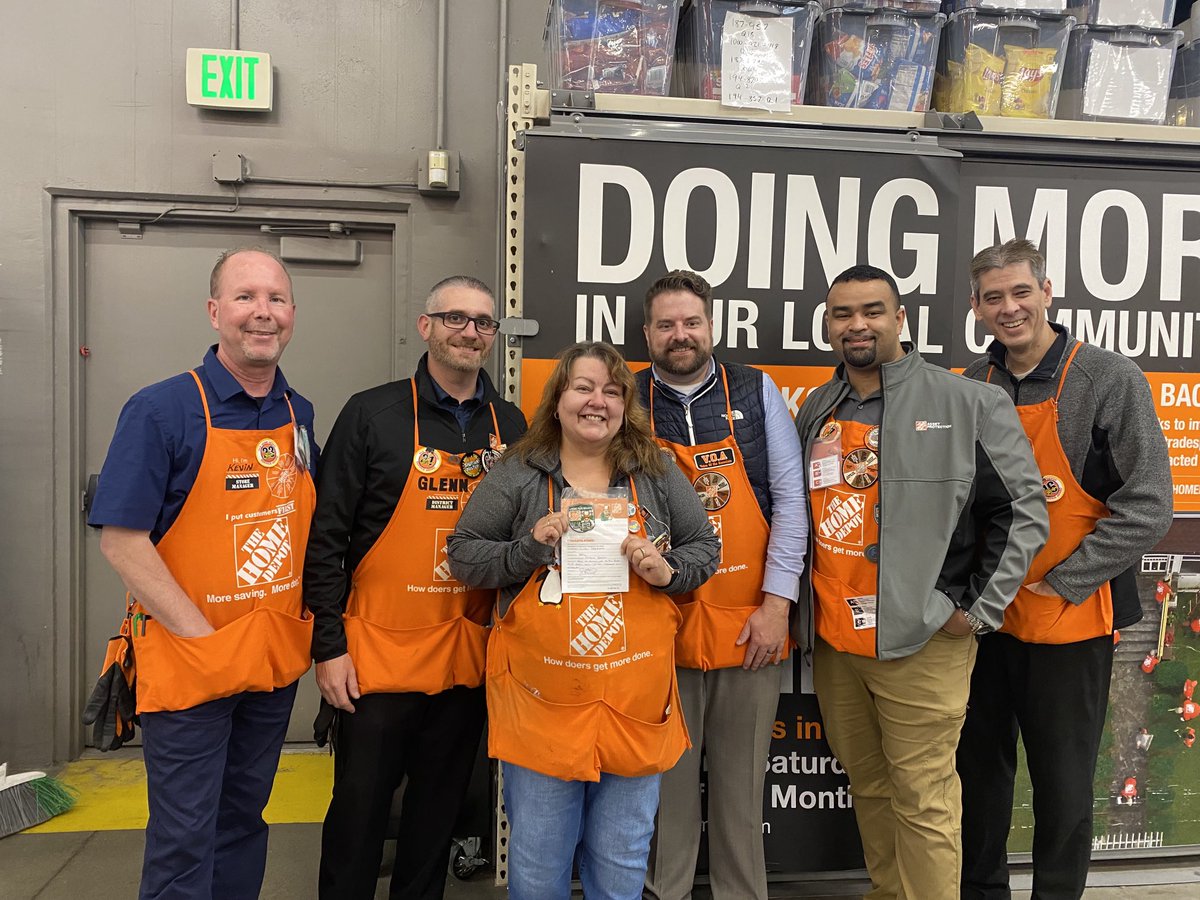 Cindy being recognized for her great cashier friendliness and accuracy behaviors! Appreciate you…