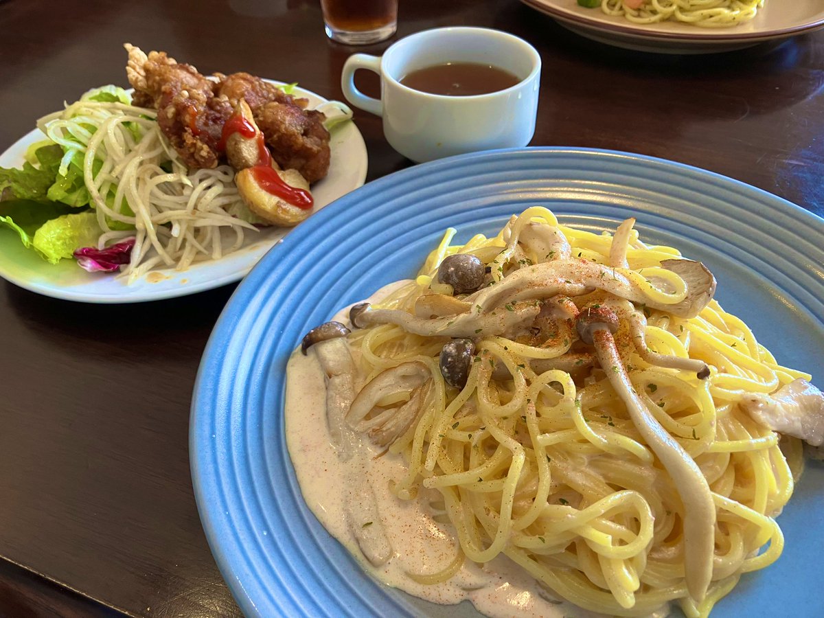 DandyLionr's tweet photo. 本日のランチ😋🍴💕
木の子と明太クリームパスタ🍝
ビッフェサラダに唐揚げを大量に添えて🤤
#spa21 https://t.co/D7LpFkzF9D