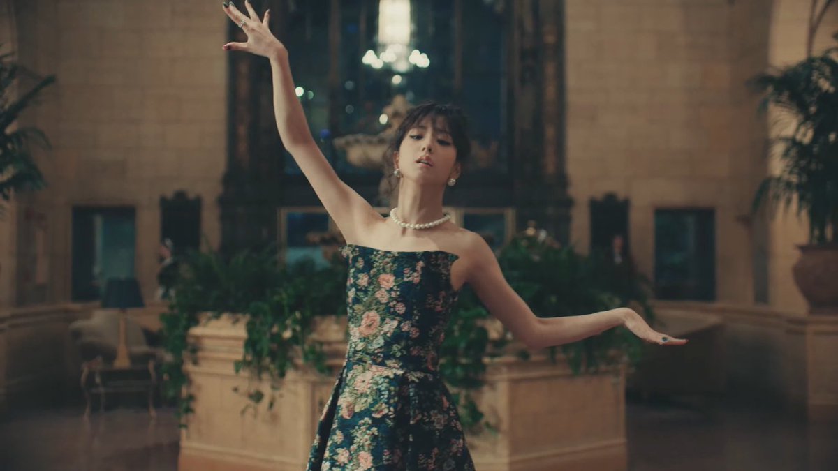 jisoogaIIery's tweet photo. kim jisoo, you are the moment https://t.co/MqoEtrMHjm