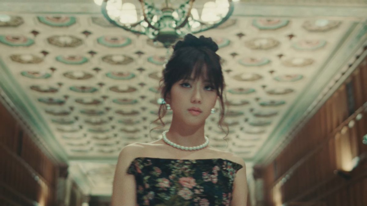 jisoogaIIery's tweet photo. kim jisoo, you are the moment https://t.co/MqoEtrMHjm
