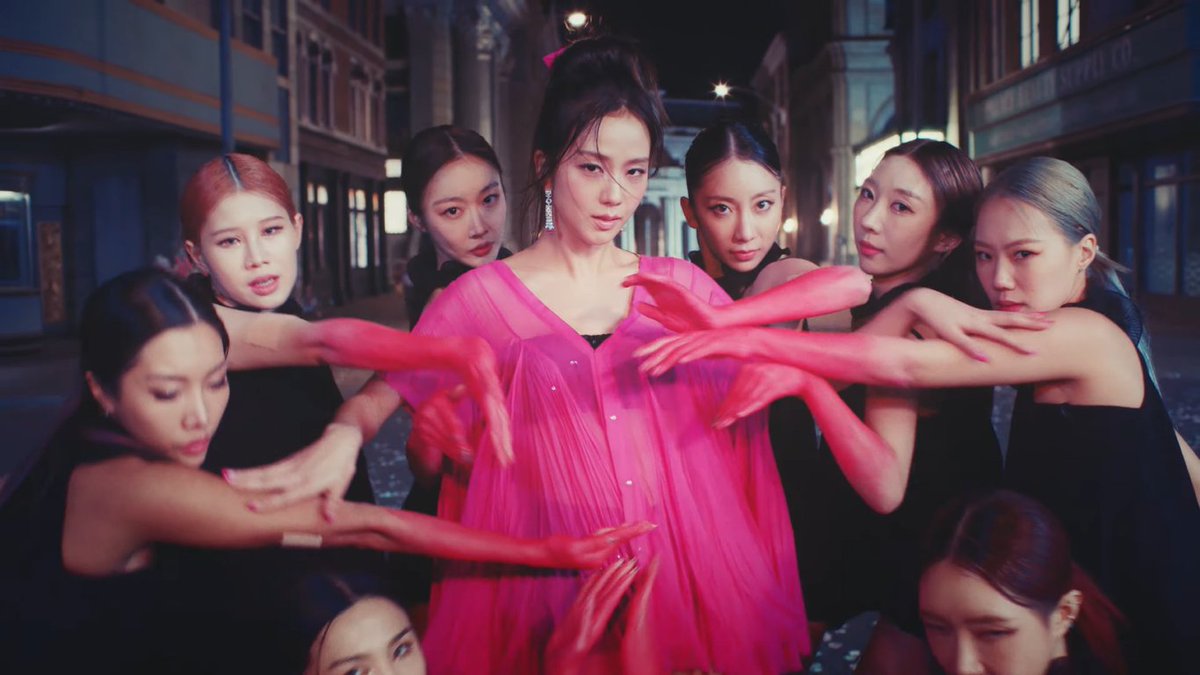 jisoogaIIery's tweet photo. THE FIT MA'AM??? https://t.co/E7oYZPyK5b
