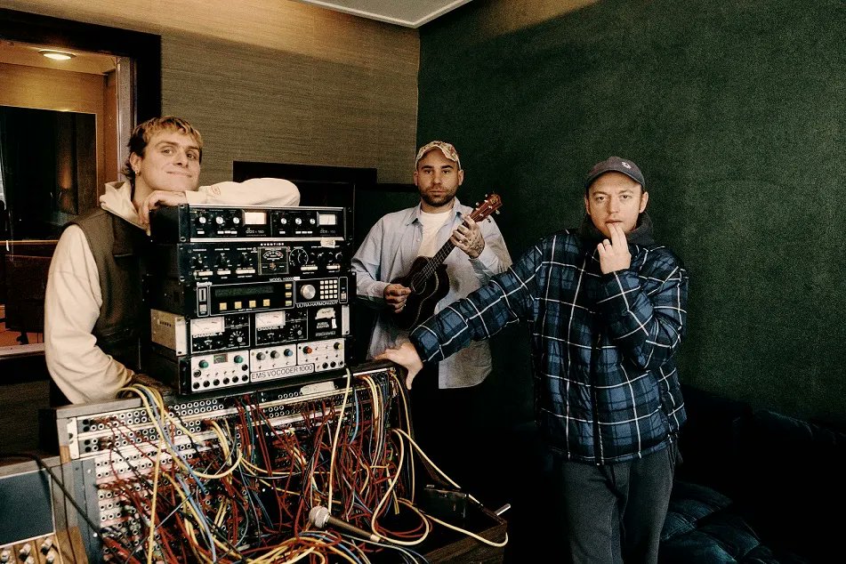 virginmusicJP's tweet image. オーストラリアの3ピースバンドDMA’sが新作『How Many Dreams?』をリリース ！アルバム内の一部楽曲は東京で録音されているそう！

▼詳細
virginmusic.jp/2023/03/31/dma… 
▼購入・再生
dmas.lnk.to/HowManyDreams 
#DMAS @dmasmusic