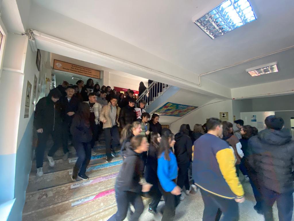MehmetMtal's tweet photo. Deprem Tatbikatımız. https://t.co/26loW9YuCU