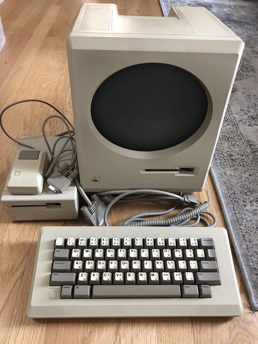 During prototyping the Macintosh there was a lot of experimentation with screen sizes and proportions. This is a rare example of a 128k with a circular screen. #MARCHintosh