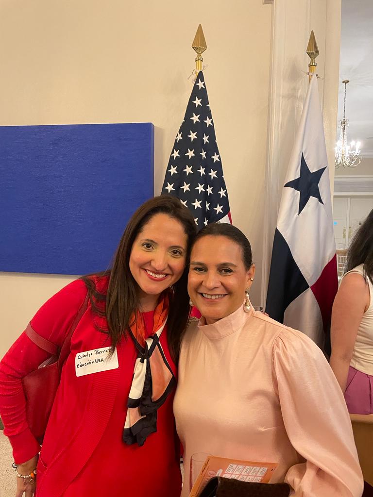 Gracias <a href="/USAmbassadorPAN/">Embajador Kevin Marino Cabrera</a>  por recibirnos en su casa para cerrar con broche de oro el mes de la mujer. Siempre fantástico encontrarme con <a href="/MarottaIlya/">Ilya Marotta</a> <a href="/MarujaGordaydeV/">Lupita Gorday de Villalobos</a> y otras líderes inspiradoras que aportan tanto a las #STEM, a la educación y a las artes! <a href="/RedShoeMovement/">Red Shoe Movement</a>