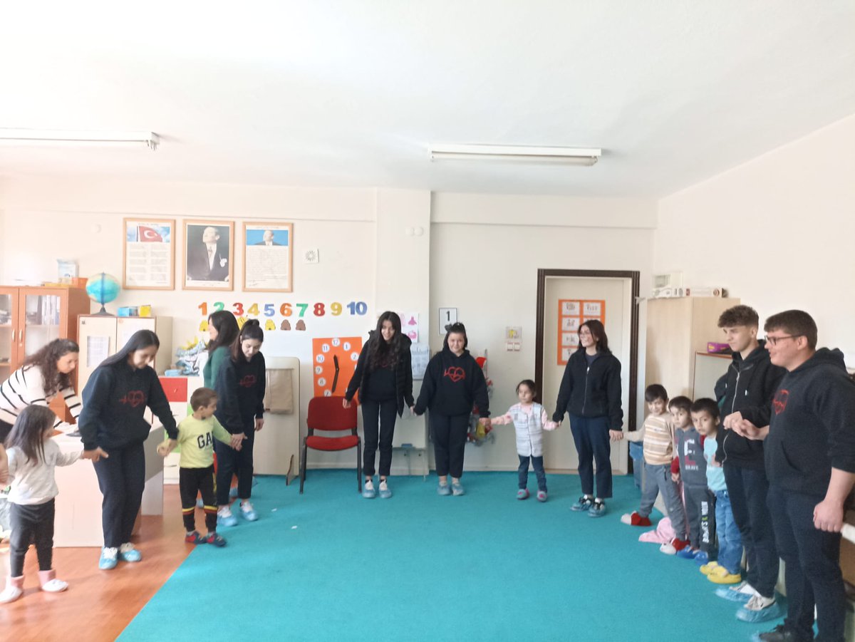 MehmetMtal's tweet photo. Meskek Liseliler Ailelere Dokunuyor Projesi kapsaminda Kızılca Anaokulu ziyaretimiz . https://t.co/Q3vpUTgqFK