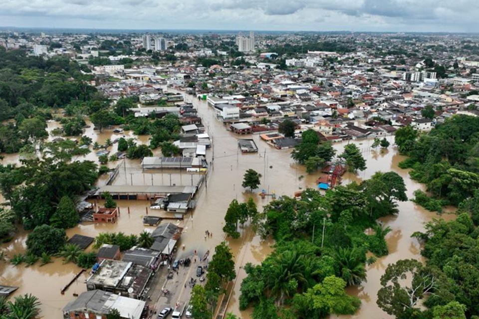 forodaamazonia's tweet photo. ACRE: 2.400  estão desabrigadas após fortes chuvas no Acre. O Instituto Nacional de Meteorologia (Inmet) reforçou o alerta laranja de chuvas intensas para todo o Acre, com validade até esta sexta-feira (31).

#SOSAcre https://t.co/RFeF6qS08p