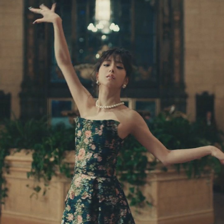 taypinksjpg's tweet photo. queens of dancing in hotel lobbies https://t.co/SUvuaPaZM2