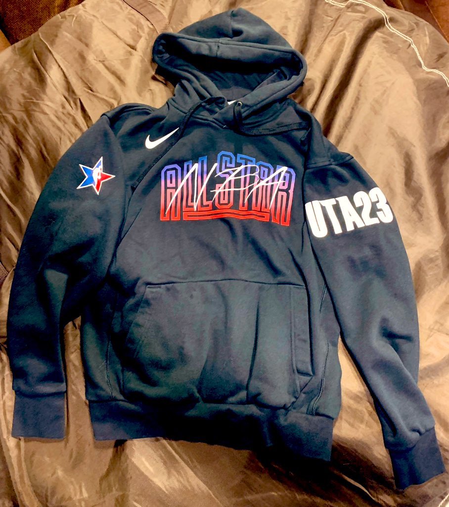 SaltCitySwagger's tweet photo. 🚨Giveaway🚨 
Choose 1: @mitchell_ness Mountains crew or @Nike All Star 2023 Hoodie (Both are Size LG)

To Enter:
1. Follow Us
2. Tag a friend
3. Reply with who you love to watch the @utahjazz with and why!
#TakeNote  

Winner picked after the Celtics game. https://t.co/kRuQKCzD42