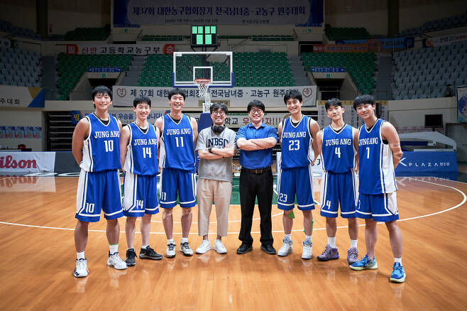 tang__kira's tweet photo. Oiya film 'Rebound' ini diadaptasi dari kisah nyata Kang Yanghyeon, pelatih tim basket SMA Busan JungAng yang cuma punya 6 pemain tanpa cadangan

Walaupun banyak keterbatasan, timnya berhasil lolos babak final kompetisi basket nasional tahun 2012 https://t.co/45e4Nl8AYq