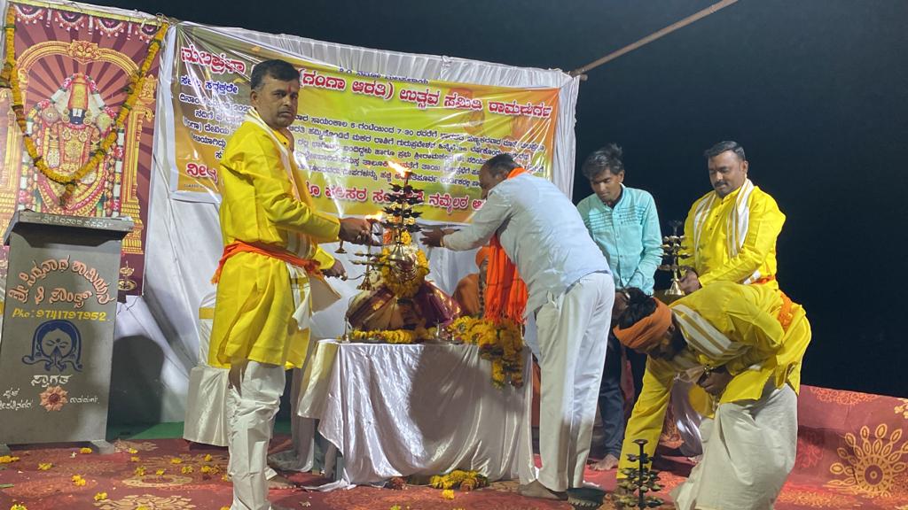 ParappagoudaFP's tweet photo. ಇಂದು ಶ್ರೀ ಲಕ್ಷ್ಮೀ ವೆಂಕಟೇಶ್ವರ ಜಾತ್ರಾ ನಿಮಿತ್ಯವಾಗಿ ಶ್ರೀ.ಪಿ.‍ಎಫ್‌ ಪಾಟೀಲರವರು ಆಯೋಜಿಸಿದ್ದ "ಗಂಗಾ ಆರತಿ" ಕಾರ್ಯಕ್ರಮವು ಸಕಲ ಭಕ್ತಾದಿಗಳ ಸಮ್ಮುಖದಲ್ಲಿ ಬಹಳ ವಿಜೃಂಭನೆಯಿಂದ ಜರುಗಿತು. ಈ ಸಂದರ್ಭದಲ್ಲಿ ಹಿರಿಯರಾದ ಶ್ರೀ ಪಿ.ಎಫ್. ಪಾಟೀಲ, ಶ್ರೀ ಮಲ್ಲಣ್ಣ ಯಾದವಾಡ, ಶ್ರೀ.ಜಿ.ಎಸ್.‌ ಮೆಣಸಗಿ, ಶ್ರೀ ವಿಜಯ ಜೋಶಿ, https://t.co/YBjtgslxEP
