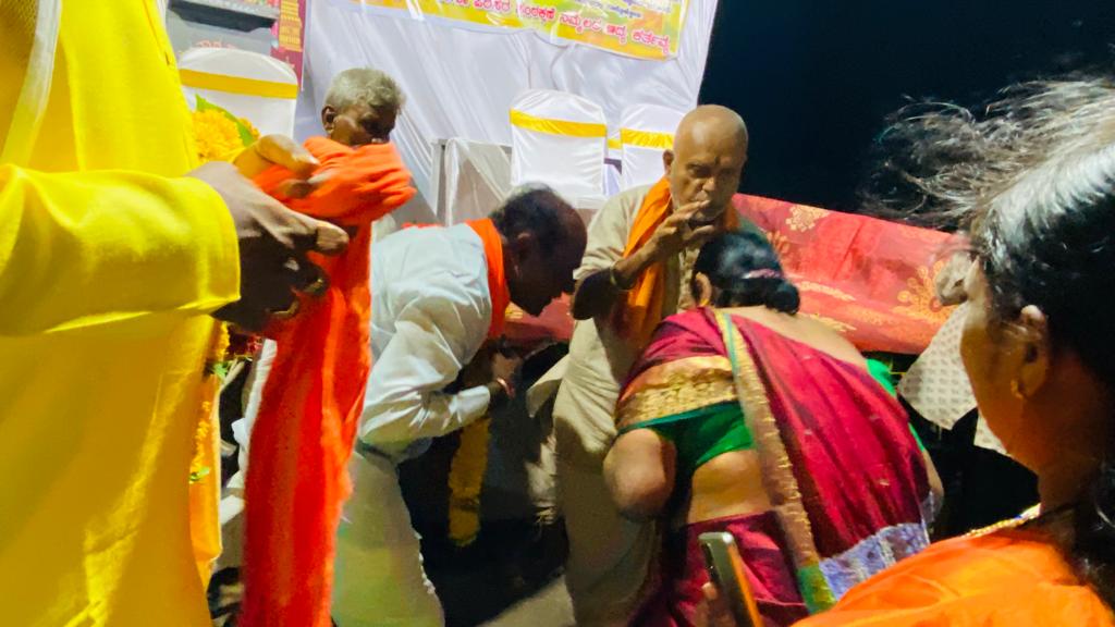 ParappagoudaFP's tweet photo. ಶ್ರೀ ಮಹಾಂತೇಶ ಕುಂಬಾರಗಿರಿಮಠ, ಶ್ರೀ ಮುತ್ತು ಹರ್ತಿ, ಶ್ರೀ ರಾಯನಗೌಡ ಪಾಟೀಲ ಮತ್ತು ಶ್ರೀ.ಪಿ.‍ಎಫ್‌ ಪಾಟೀಲ ಅಭಿಮಾನಿ ಬಳಗದವರು ಹಾಗೂ ಬಹು ಸಂಖ್ಯೆಯಲ್ಲಿ ಎಲ್ಲ ಸಮಾಜದ ಭಕ್ತ ಜನರು ಉಪಸ್ಥಿತರಿದ್ದು ಕಾರ್ಯಕ್ರಮವನ್ನು ಯಶಸ್ವಿಗೊಳಿಸಿದರು. https://t.co/o2C5QQEx2f
