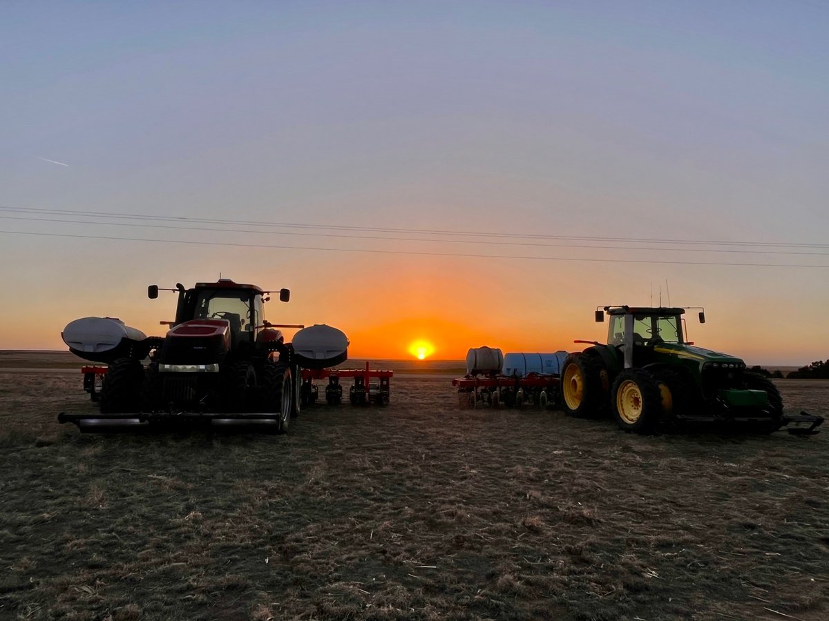 JonathanDansel's tweet photo. #CaseIH and #JohnDeere teaming up to get the job done on #striptill23. Another 4-5 good days of running then I will be ready for @BrianBledsoe to let it rain on this KS/CO border farm. https://t.co/xtzHAvLExU