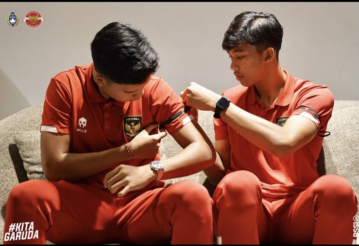 GheaJhanaLie7's tweet photo. Ketika anak Bangsa Di Bantai Oleh Aparat negara yg menelan nyawa Hingga 135 jiwa orang atas tragedi pembantai Kanjuruhan, Tdk terlihat PITA HITAM Menjadi Simbol Duka atas Tragedi yg memiluhkan Rakyat Indonesia🤔

Duka Piala U-20 lebih berharga dari Kasus Pembantaian Kanjuruhan😩 https://t.co/zhoMVGRwab