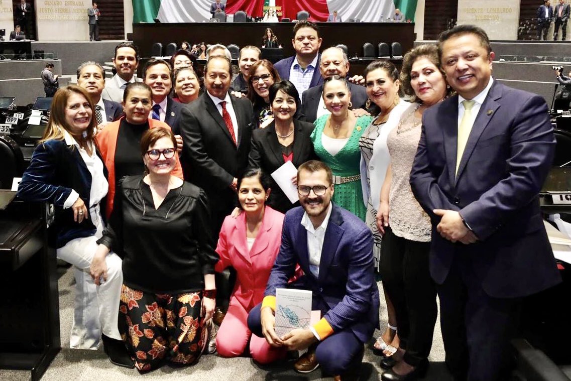SanAmilcar's tweet photo. Continuamos una sesión maratónica en la Cámara de Diputados.
¡Buenas madrugadas desde San Lázaro!
 La labor legislativa por la transformación de México es sin descanso. https://t.co/dFMDYEmAHr