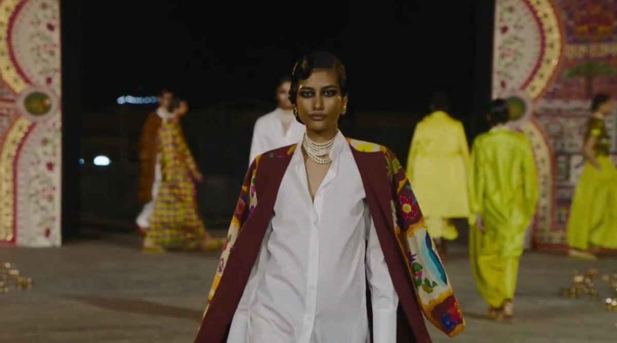 The iconic Gateway of India makes for an impressive backdrop for #DiorFall23 collection! This show also features creations from 🇮🇳 Chanakya ateliers &amp; school of craft, reflecting how India's traditional crafts inspire world-class fashion.