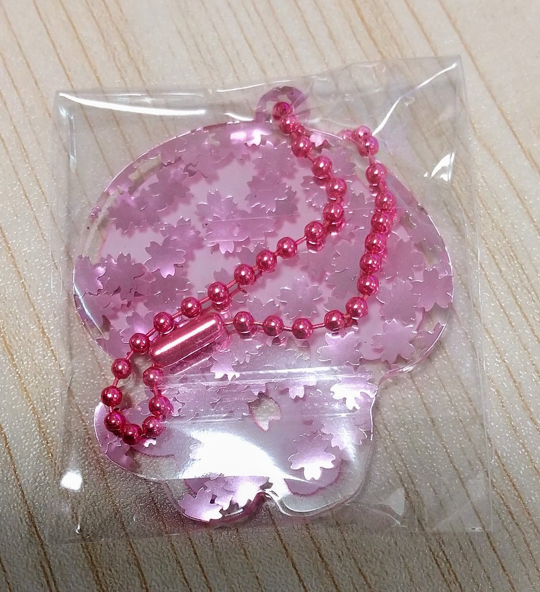 「たえいぬの桜キラキラフレークアクキーが完成したので、明日からBOOTHで販売しよ」|たえいぬのイラスト