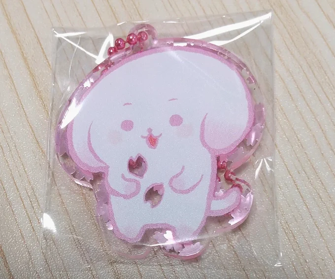 たえいぬの桜キラキラフレークアクキーが完成したので、明日からBOOTHで販売しようと思います。春カラーのピンク! 