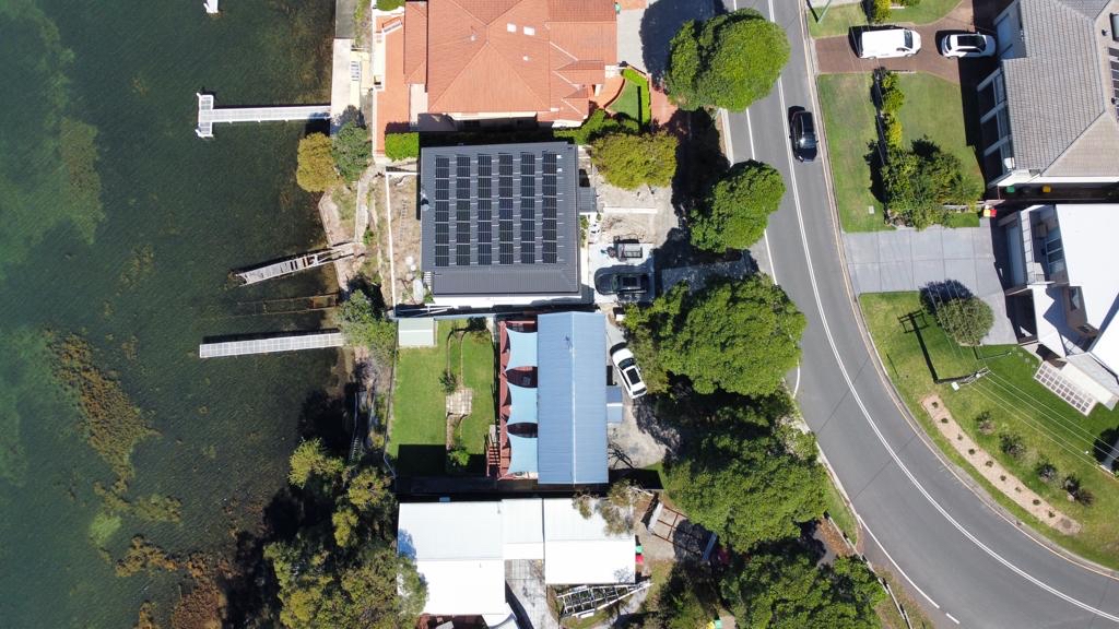 Awesome 13.3kW System for our customer in #ArcadiaVale. Consulted through the design and construction. Some awesome Jinko 440W Panels with an SMA tripower Inverter on our most favourite Sunlock Commerical Tilt. Great view of #LakeMacquarie
#CASEsolar
#PVSolar
#Sunfarmer