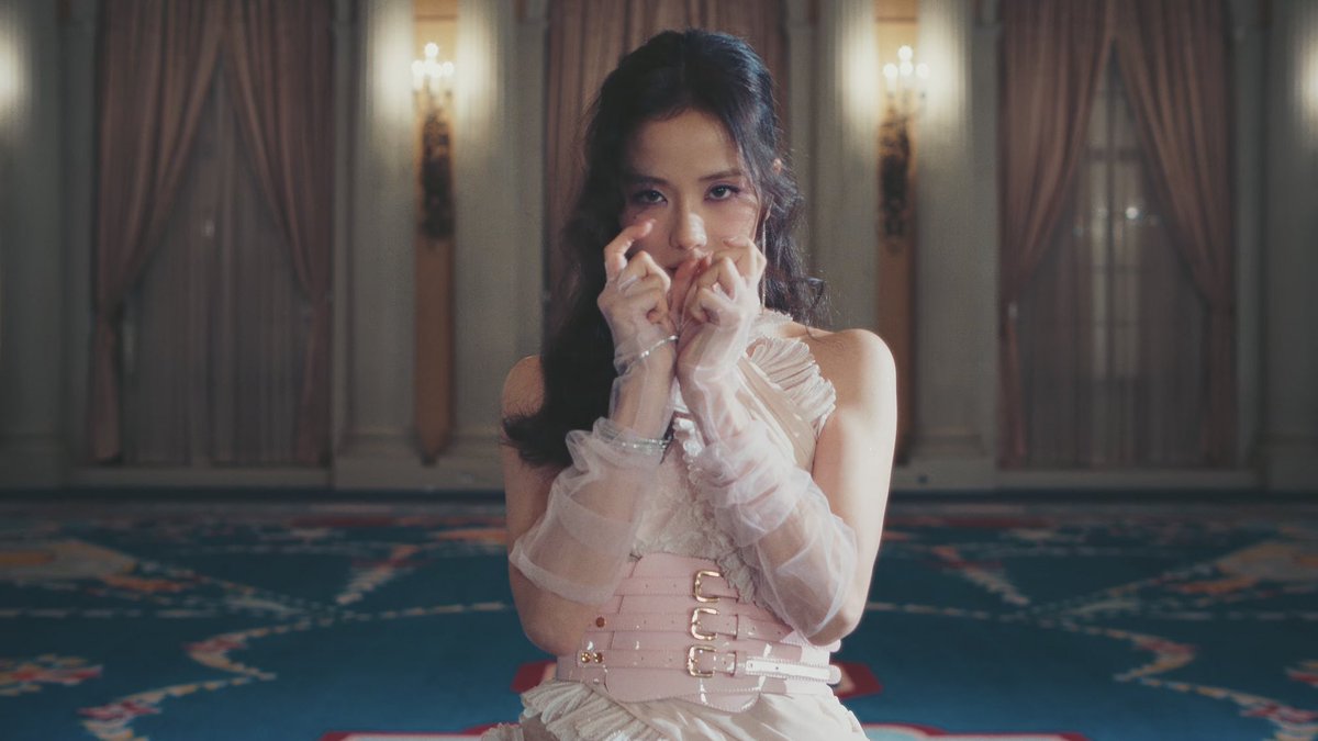 badbpnks's tweet photo. SHE ATE THE WHOLE MV FOR REAL WHAT A GODDESS ! 💫 https://t.co/4M4VgRfq5t