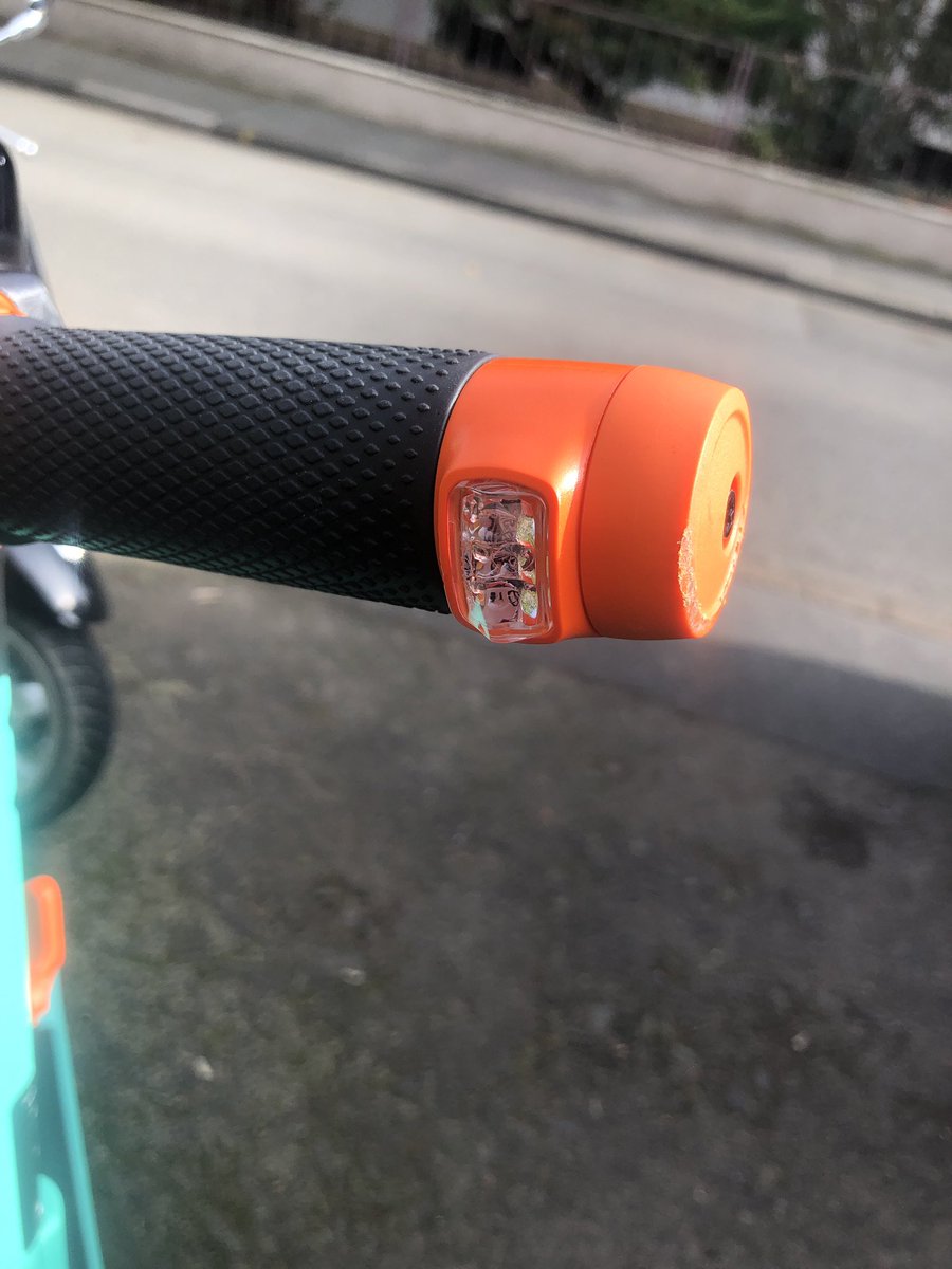 .@tier_mobility The new #scooter 🛴 rock. 👏👏👏 
Absolute pleasure driving them. Mega sturdy. Finally great blinker. Break lights! Hook for stuff. Feels great.
Plus faster speed to start/end a ride with app. I was a fan. Now a raving fan 🐰 😀 

#Mobility