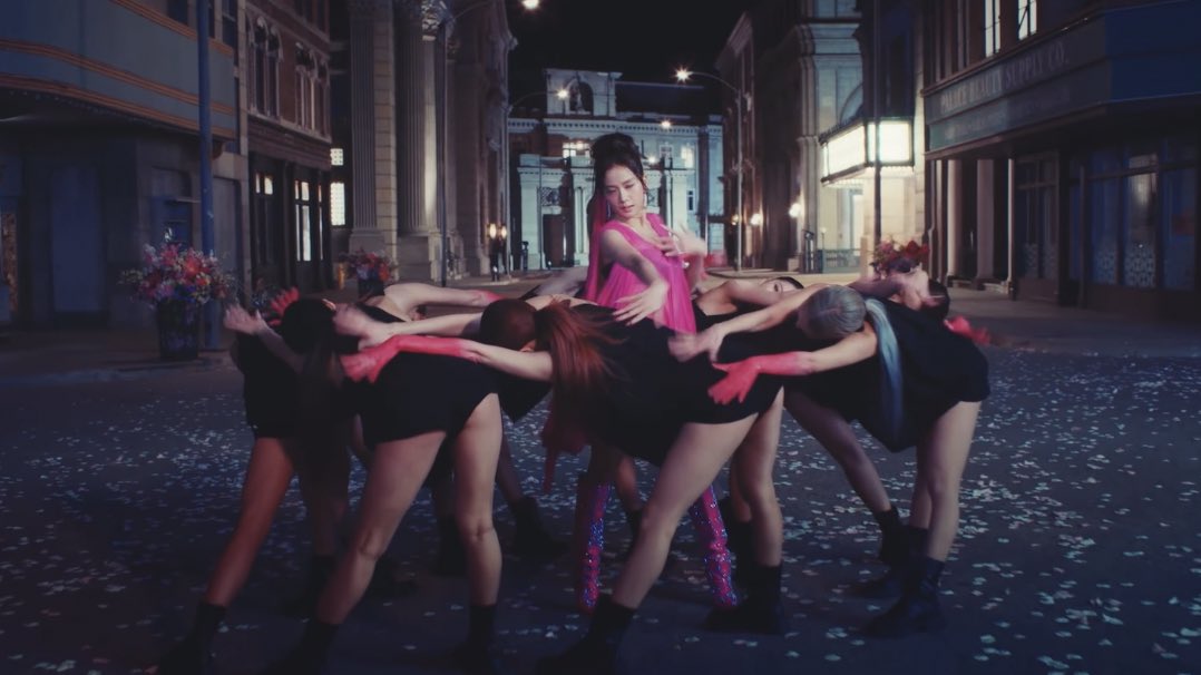 blckpinkpic's tweet photo. SOLO                                            ON THE GROUND
LALISA                                          FLOWER https://t.co/ETEbvrHnjX