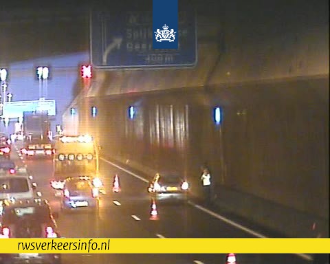 Vanwege bergingswerkzaamheden bij een pechgeval  op de #A15 richting Europoort is voor Spijkenisse de rechterrijstrook dicht. Je hebt een half uur tijdverlies.