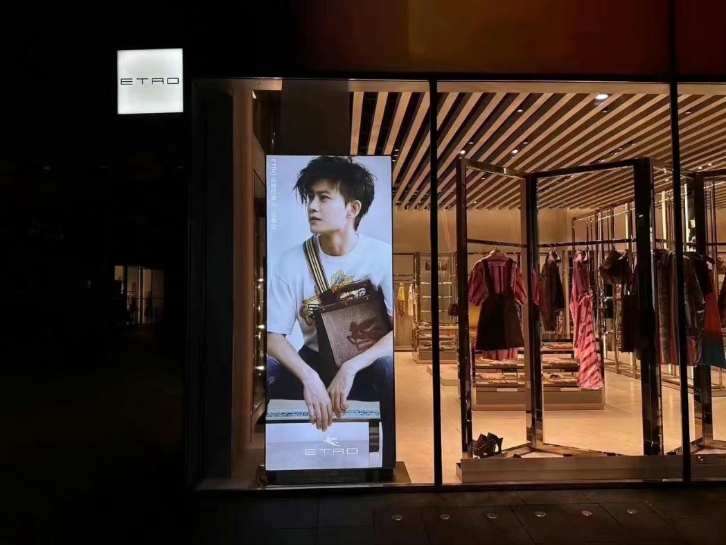 sweetestallen's tweet photo. #RenJialun newest edition posters already set in ETRO store in Chengdu, also across the street, Chengdu ETRO offline brand event (04/02)'s site is in build 💛

Fans: I alr prepare the stool 🤣🤣

#AllenRen #任嘉伦 https://t.co/e8WwmBIAgv