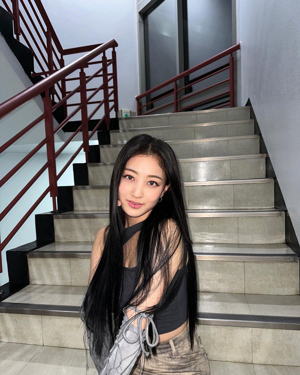 jihyocheeks's tweet photo. truly her best look ever https://t.co/c8LJeNK2Xx
