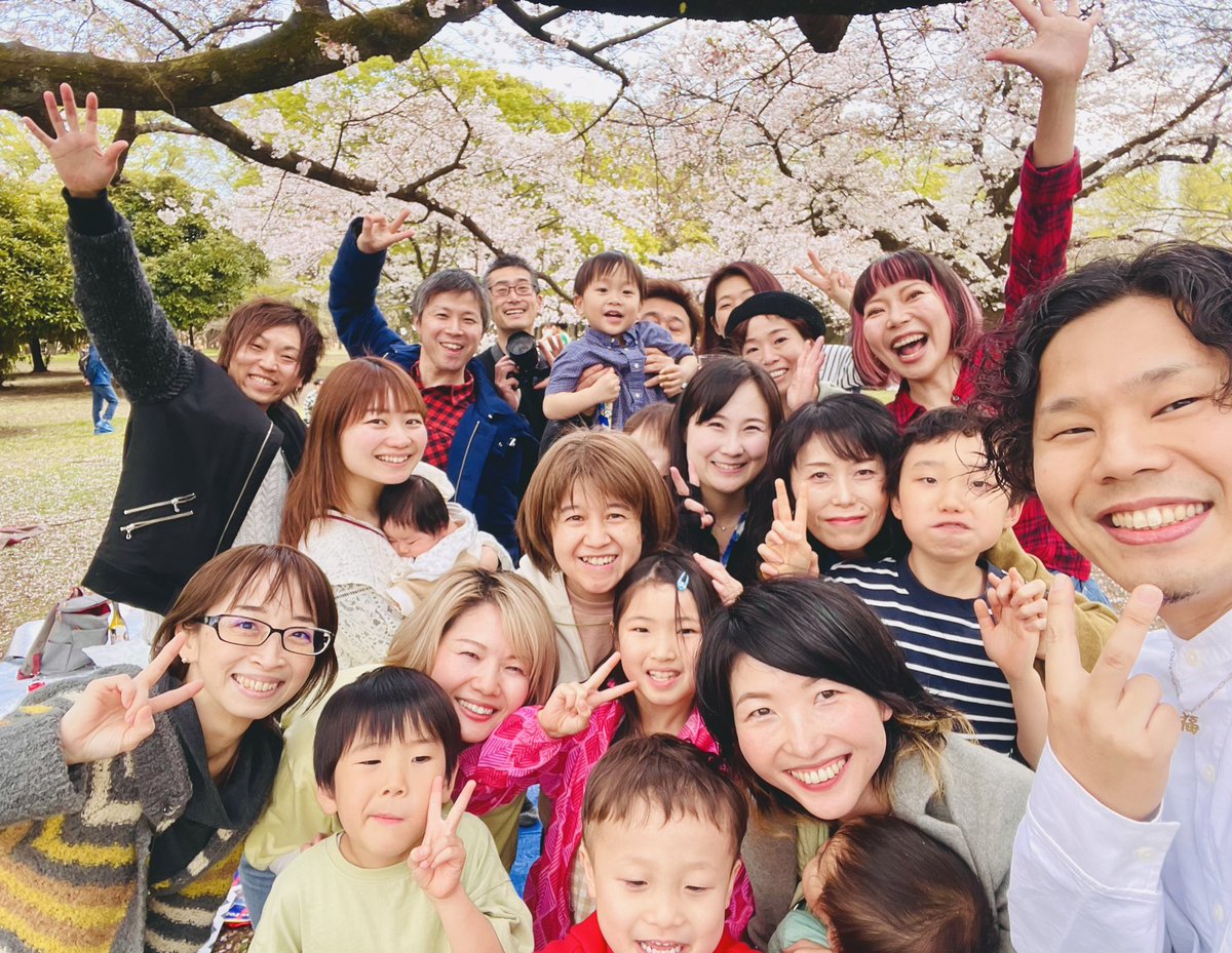 SandySPA77's tweet photo. 地球の家族のみんなとお花見🌸

同じ時代を歩むだけでもすごいのに

平日の昼間、数日前に召集してこの人数。

みんなホント何やってんの？

最高すぎるじゃん。笑 https://t.co/bWOx7LTwVW