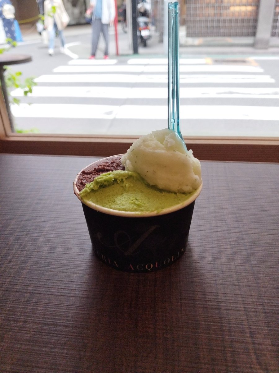 noix0305's tweet photo. リニューアルしたアクオリーナへ！
2席のテーブルが4つと、2人くらいが食べられそうなカウンターがありました。
今日のチョイスはレモン・ミント・ジン、菜の花とはちみつ、ハイチのチョコレートのソルベット。 https://t.co/Ik7XBIzgIN