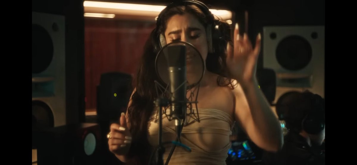 oh god when she moves her hands I know the song it's gonna be worth it <a href="/LaurenJauregui/">Lauren Jauregui</a> 

TRUST ISSUES OUT NOW