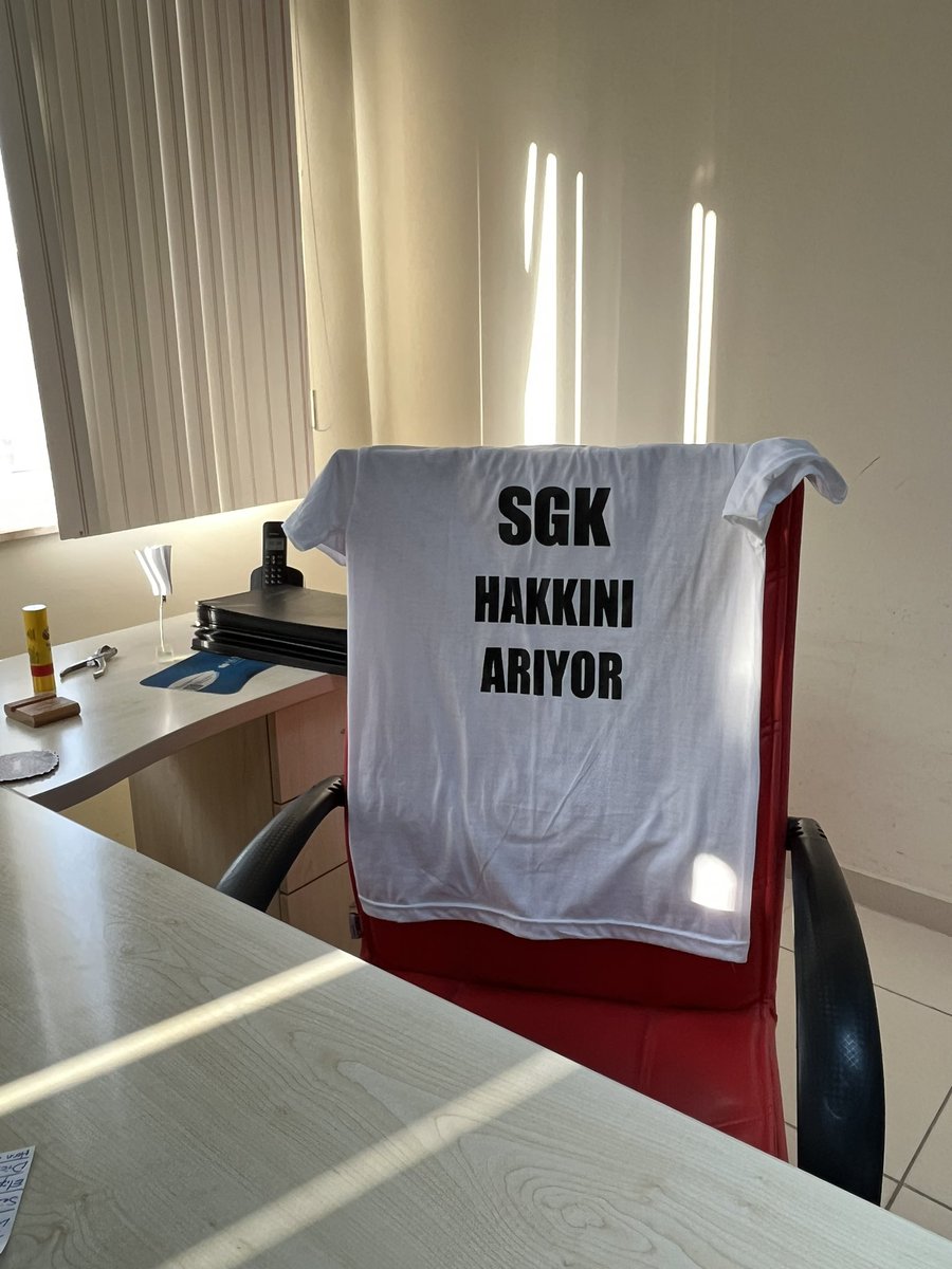 Tüm türkiye geneli Sendikamızın 28 mart 49 sayılı kararına istinaden iş bırakıyoruz. Geçici değil kalıcı çözüm bekliyoruz. #sgkisbirakiyor Torba yasandan bize bir şey çıkmadı. #HiçŞaşırmadık <a href="/vedatbilgn/">Vedat Bilgin</a> <a href="/tcbestepe/">T.C. Cumhurbaşkanlığı</a>