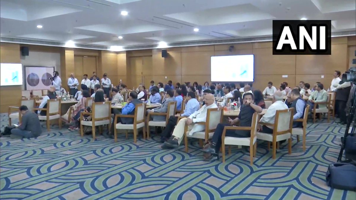 NewsMobileHindi's tweet image. दिल्ली: केंद्रीय मंत्री #PiyushGoel ने वाणिज्य भवन में &apos;विदेश व्यापार नीति 2023&apos; का अनावरण किया।

#delhi