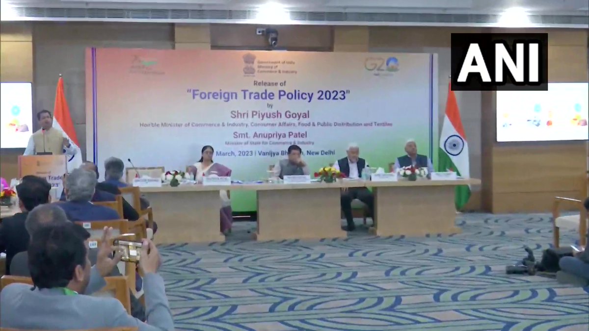 NewsMobileHindi's tweet image. दिल्ली: केंद्रीय मंत्री #PiyushGoel ने वाणिज्य भवन में &apos;विदेश व्यापार नीति 2023&apos; का अनावरण किया।

#delhi