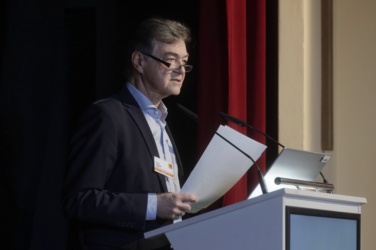BBK_Bund's tweet photo. Auf der diesjährigen #CP-Konferenz sprach #BBK-Präsident Tiesler gestern über das nationale #Krisenmanagement und dessen Entwicklungspotentiale. 
Um die Resilienz in 🇩🇪 zu stärken, bedarf es u.a. einer noch engeren Zusammenarbeit aller im #BevS wichtigen Akteure, z.B. im #GeKoB. https://t.co/H4b1aRJGul