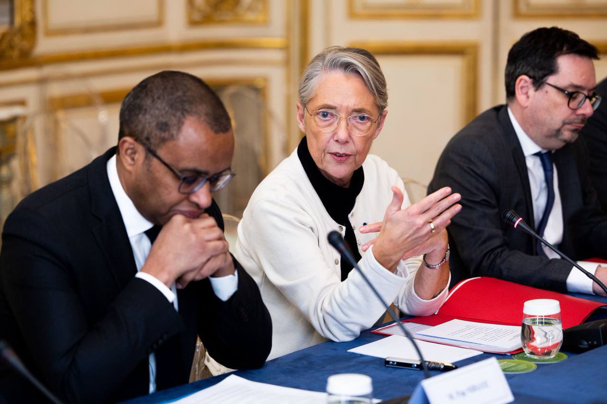 Elisabeth_Borne's tweet photo. L'éducation est un de nos chantiers prioritaires.
Accès à l’école, remplacements, revalorisation des enseignants, orientation des élèves, les sujets sont nombreux.
À l’écoute de nos parlementaires pour partager des objectifs communs et les suivre collectivement. https://t.co/m9FIkoegIo
