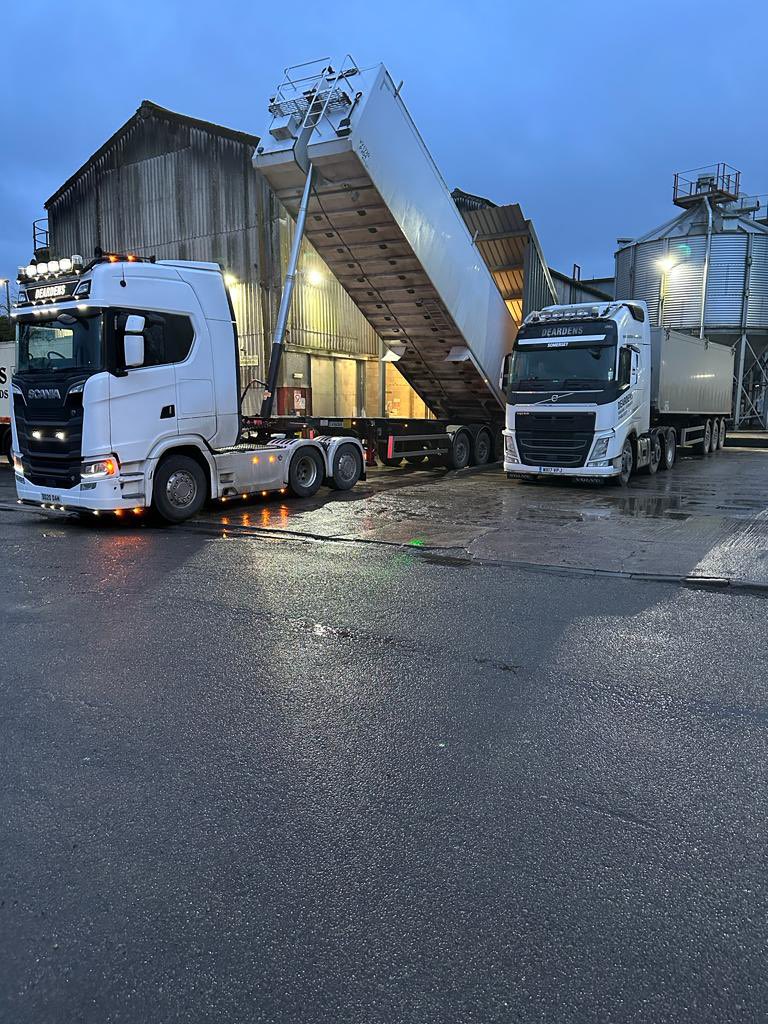 The boys are on it this morning #earlybird #DeardensHaulage #BritishFarming #Scania #Volvo