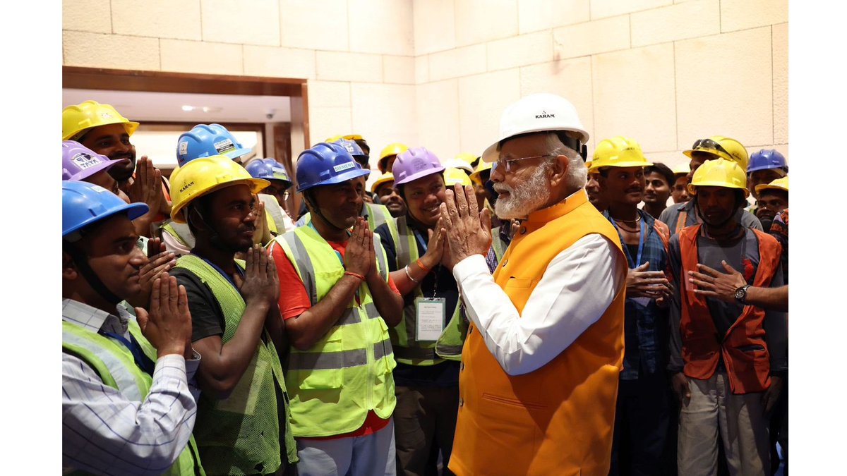 pradeep2rastogi's tweet photo. प्रधानमंत्री श्री 
@narendramodi
 ने आज निर्माणाधीन नए संसद भवन का निरीक्षण किया और वहां काम कर रहे श्रमिकों से बातचीत की। https://t.co/iaiJjxNc4L