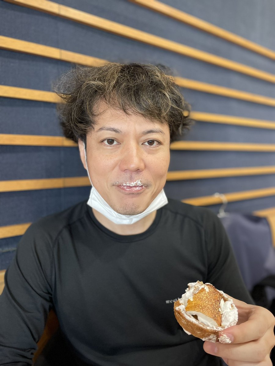FridayMusicShow's tweet photo. シャンプーハット恋さんのFriday Music Show（笑）いよいよ最終回😢
『番組の思い出』メッセージお待ちしています😊15時台はチャイルドプリンス、16時台はミサイルマン岩部さん登場🙌
恋さんがケーキ🍰を買ってきてくれました😋2人ともかわいい〜クリームつけちゃって☺️そんな2人が大好き❤
#こいフラ https://t.co/E2GtAbZGog