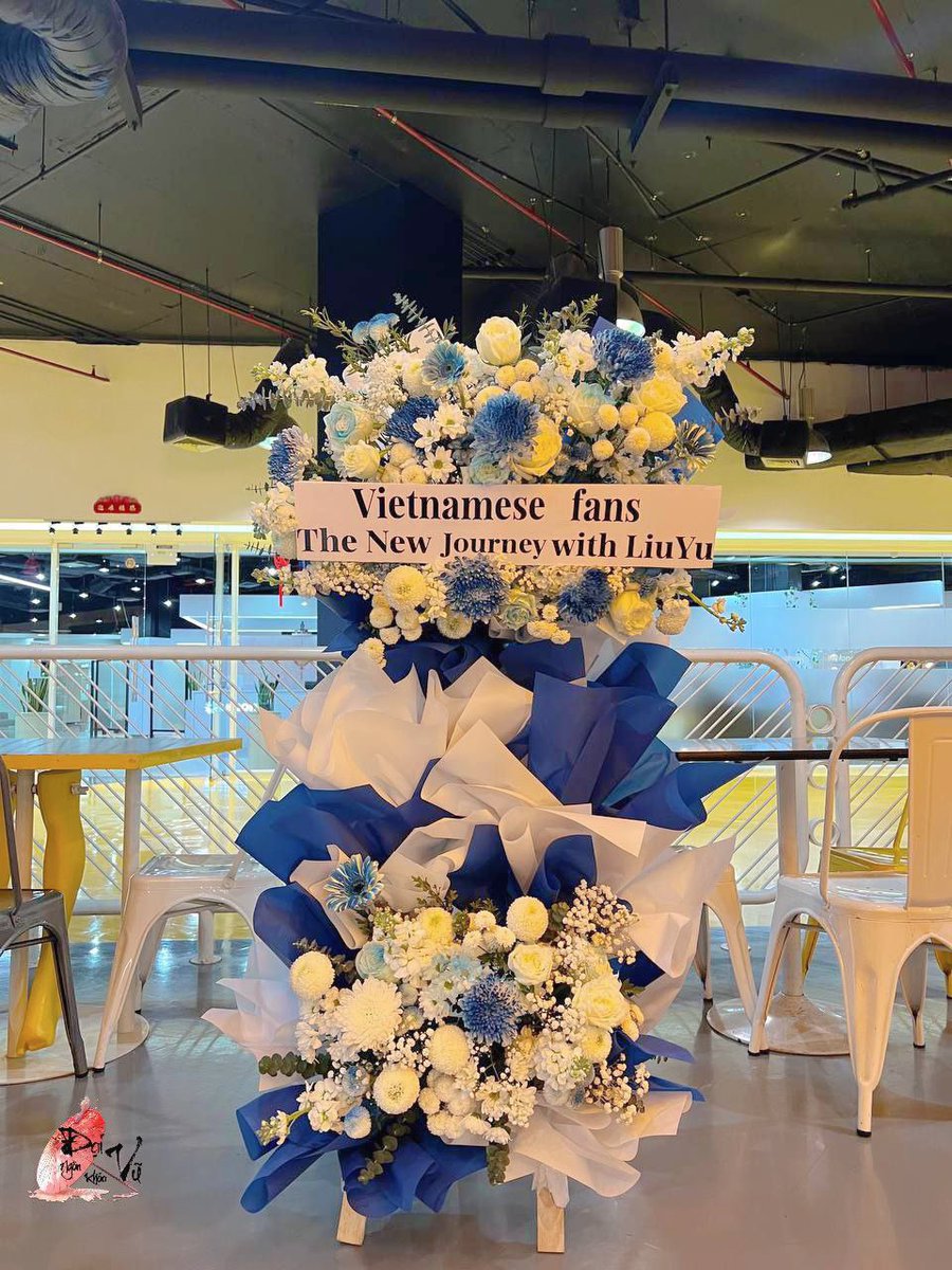 daingonkhoavu's tweet photo. The first bouquet to support LiuYu Graduation Concert from Vietnamese Fans with 💙

Special thanks to the flower shop @craftmade_bkk for this beautiful bouquet. 
IG: Craftmade.flower https://t.co/mkMiaAay5i