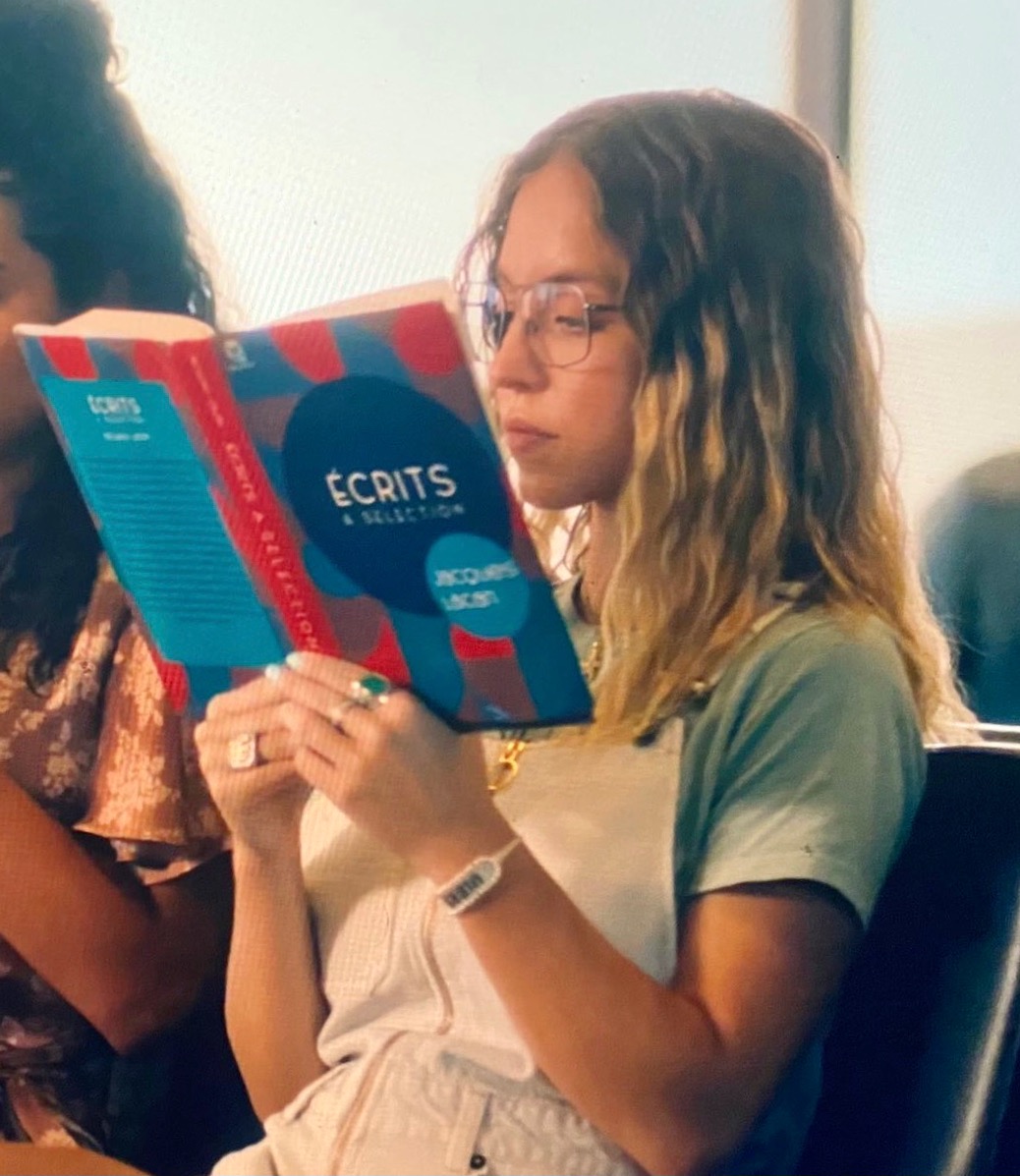 lacancircle's tweet photo. Psychoanalysis on television

Olivia reading Jacques Lacan’s Écrits, A Selection, as she waits to board a plane in HBO’s The White Lotus, 2021 https://t.co/nMWdSKRA8k